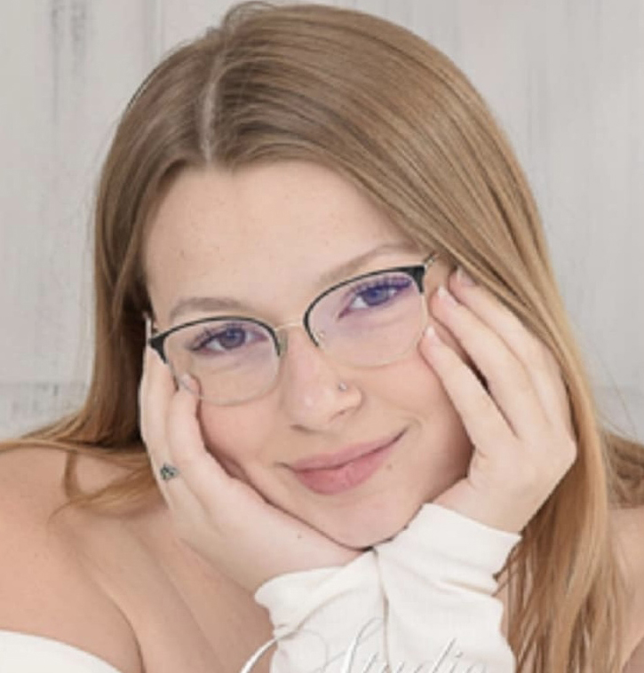 Ella Hensen headshot